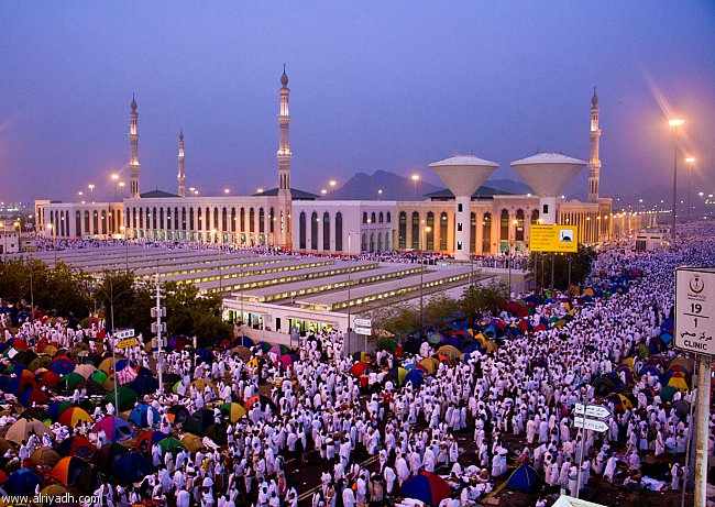 حجاج بيت الله الحرام يقفون على صعيد عرفات الطاهر..