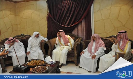 أمير المدينة يواسي أسرة ” تالا الشهري” في ينبع..