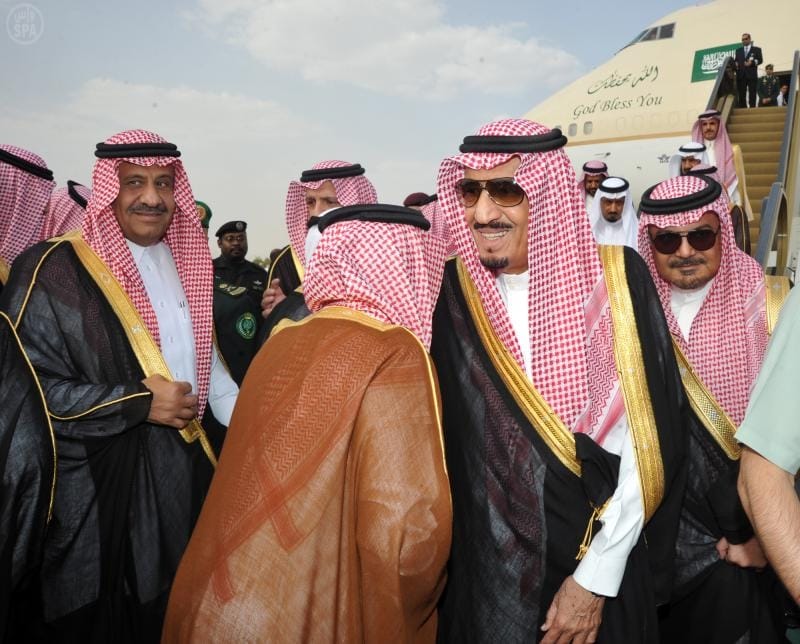 نائب خادم الحرمين يصل المدينة المنورة