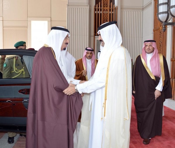 ولي العهد يقوم بزيارة لأمير قطر ويعقد اجتماعاً معه