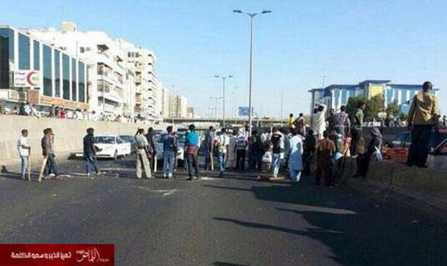 إثيوبيون يغلقون شارع الستين بجدة