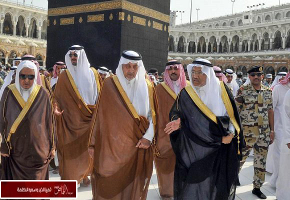 خالد الفيصل يتشرف بغسل الكعبة المشرفة