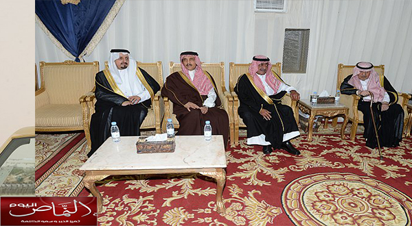 سمو ولي ولي العهد يعزي أبناء الملك خالد في وفاة الأميرة مشاعل