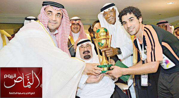 الملك عبدالله يسلم قائد الشباب كأس سموه