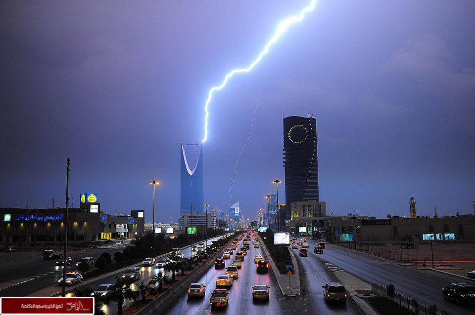أمير الرياض ونائبه يقفان بغرفة عمليات الدفاع المدني أمس