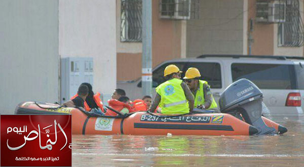 مدني مكة ينقذ أسرتين حاصرت الأمطار منازلهم
