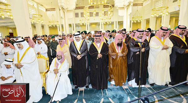 الأمير مقرن يؤدي صلاة الميت على الفقيد الخويطر