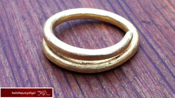 امرأة تعثر على خاتم ذهبي عمره أكثر من ألفيّ سنة