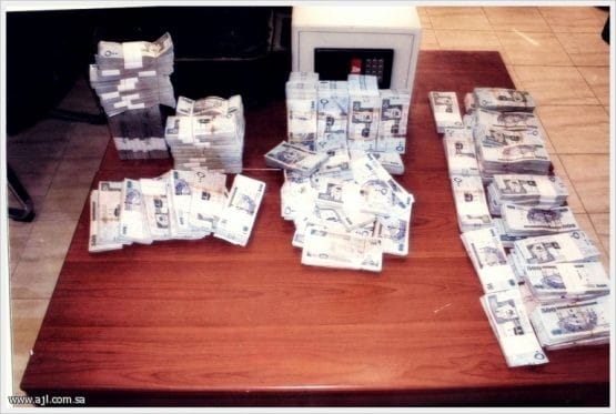 قبضة الأمن بالرياض تطيح بسارقي الثمانية ملايين من مكائن الصرف الآلي