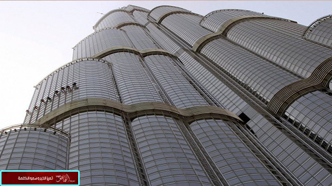 اختراع إماراتي لتنظيف واجهات الأبراج بطائرة «روبوت»
