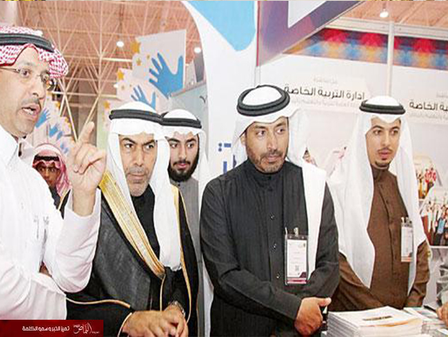 خالد الفيصل يتوقف أمام أعمال طلاب التربية الخاصة