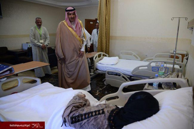 أمير المدينة يعزي ذوي المتوفين في حادثة حريق الفندق