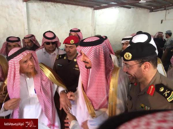 “أمير عسير” ينقل تعازي خادم الحرمين لأسرة شهيد “الحدود”