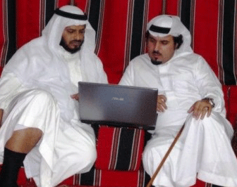وفد مكتب الدعوة يزور الشيخ فايز الحيد ويعرض عليه منجزاته
