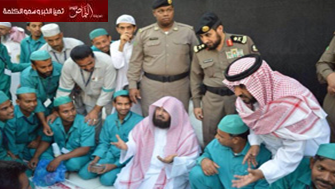الشيخ “السديس” يفطر مع عمال النظافة بجوار الكعبة