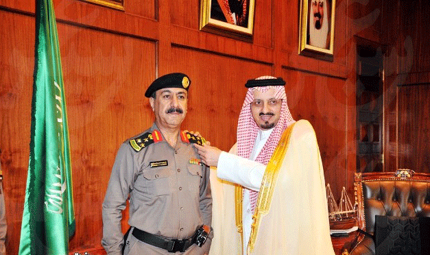 أمير عسير يقلد الشهري رتبته الجديدة مع عدد من الضباط