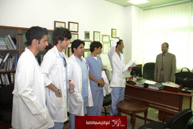 كلية الصيدلة بجامعة الملك خالد تحتفي بالمستجدين وتقلدهم “البالطو الأبيض”