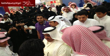 ازدحام في جناح مكتبة جرير بسبب “سعوديات مطلقات ليلة زفافهن”