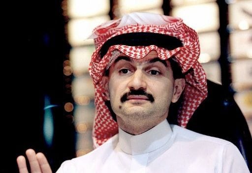 موكب الوليد بن طلال يتعرّض لحادث على طريق مكة – جدة