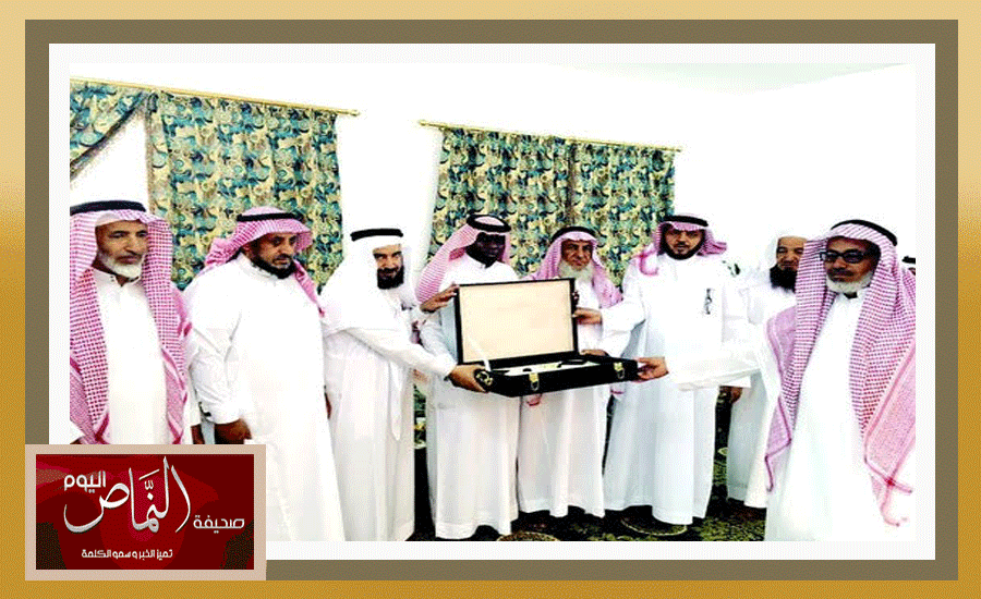 رئيس مركز باشوت أ. علي الشهري  في زيارة لأحد جنودنا المصابين