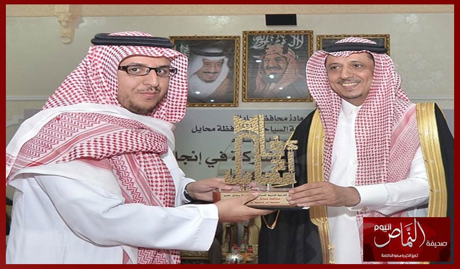 محافظ محايل  يكرم نجم الإعلام الساطع .. أ. ظافر البكري