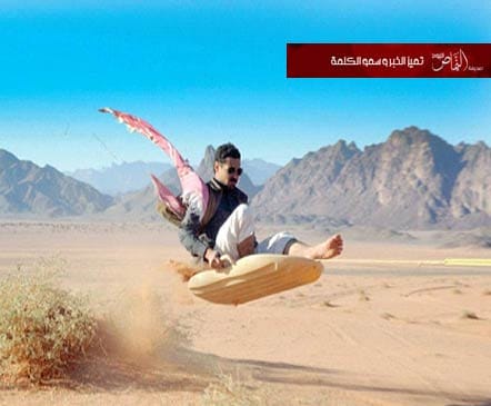 الشباب السعودي يمارسون رياضة التزلج على الرمال في صحراء تبوك