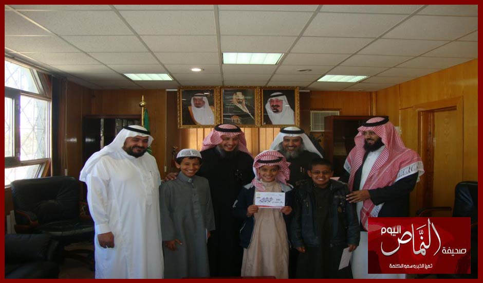 المساعد للشؤون التعليمية يكرم طلاب ابتدائية الإمام البخاري
