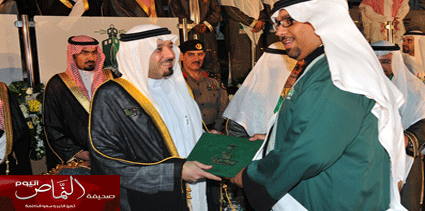 أمير” مكة” يكرم الدكتور “عبدالرحمن بن هادي” مدير إدارة النشر الإلكتروني بجدة