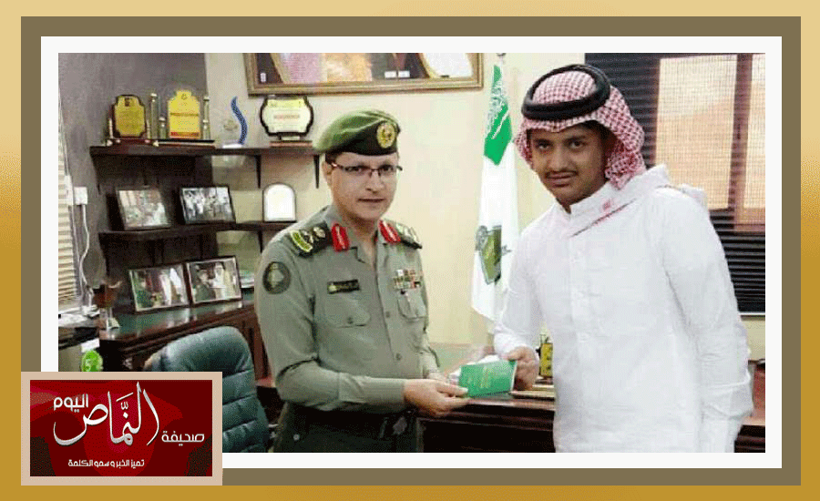 اللواء محمد الشهري .. يسلم أول جواز سفر لعشر سنوات بجوازات جازان