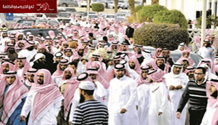 جموع تشيع جثمان مؤذن انتهت حياته طعناً على أعتاب مسجد