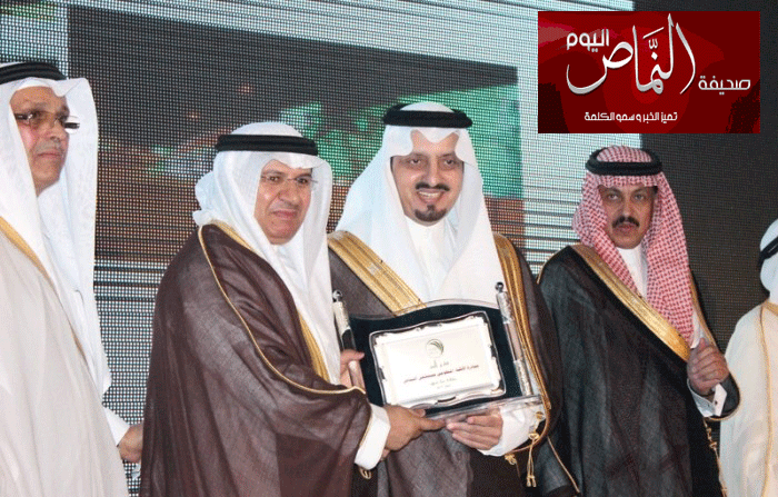 البرفسور حاسن الشهري يكرم من لدن سمو أمير منطقة عسير