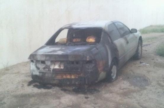 مجهول يحرق سيارة مدير مدرسة أمام منزله