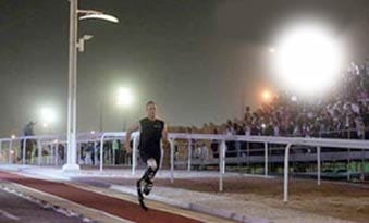 عداء معوق مبتور الساقين يسبق حصان عربي أصيل