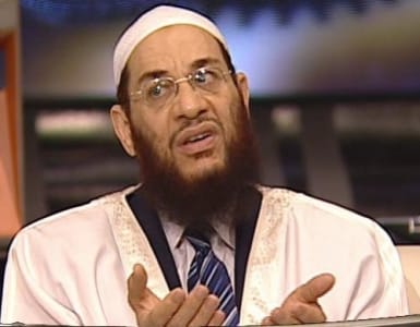 مصري ..  يبيح الرقص .. ويدعو الله أن يحشره مع يسرا