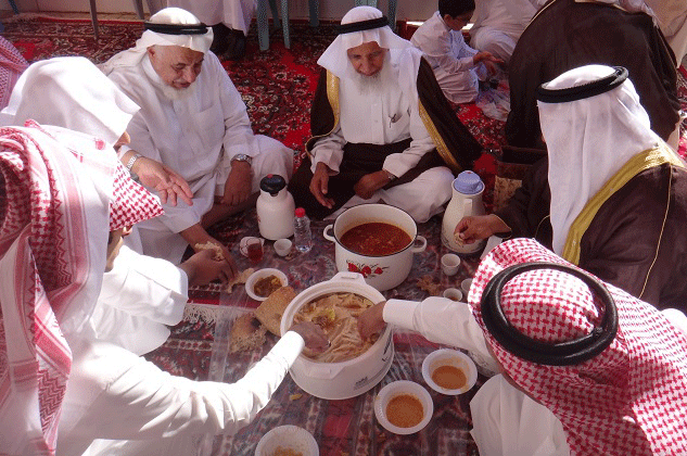 أهالي الدحض يقيمون صلاة العيد بمسجد بن عثيمين ويقيمون مخيم خاص بمعايدتهم