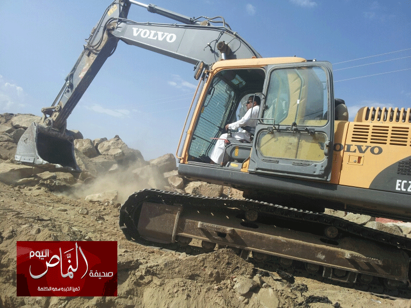 اسرة الحيد تساهم في توسعة طريق الدحض الزراعي
