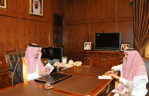 أمير عسير يستقبل الروائي عبدالله العمري بمكتبه بالإمارة