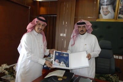 مدير التربية والتعليم يتسلم تقرير النشاط الطلابي