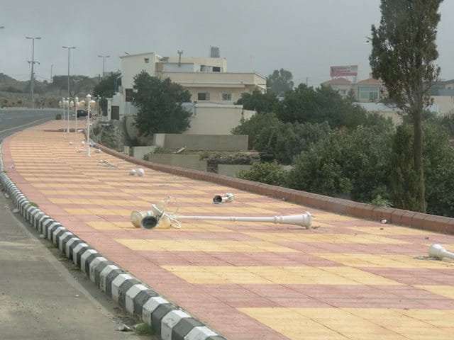 تكسير أعمدة الانارة و تخريب الاشكال الجمالية في النماص