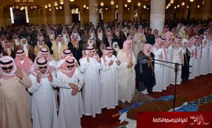 سمو ولي العهد يؤدي صلاة الميت على سمو الأمير متعب بن عبدالله