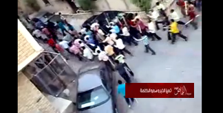 بالفيديو : عمالة سائبة تتجمهر بالعصي والمشاعيب تندد بحملة الجوازات داخل أحد أحياء الرياض