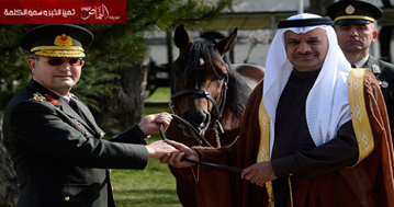 الجيش التركي يتسلم فرسين هدية من السعودية