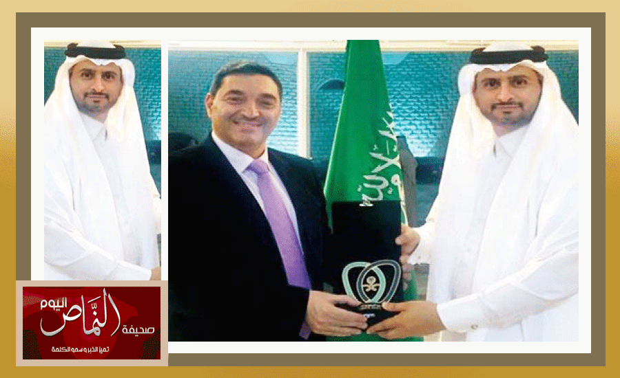 الدكتور فهد الشهري .. يسلم  الدكتور كباش درع الجمعية السعودية لطب الأسنان