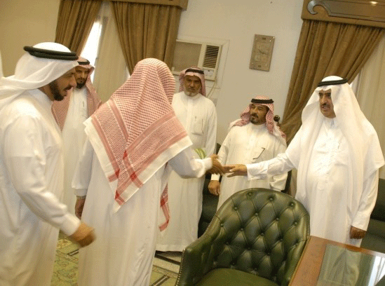 منسوبي الإدارات الحكومية والأهالي يتوافدون لمقر المحافظة لتأدية العزاء