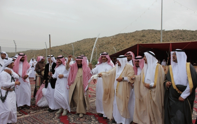 فرقة النماص تقدم الفلكلورات الشعبية ضمن احتفال سباق وادي التحديات