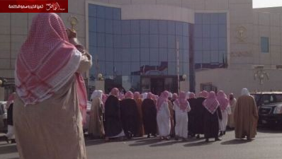 محتسبون يتجمهرون أمام مبنى الهيئة في الرياض احتجاجا على عمل المرأة -صور