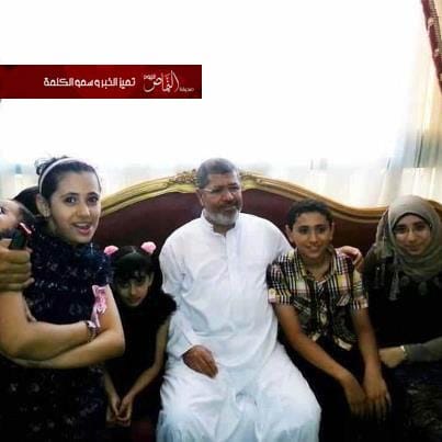 مرسي يلبس الثوب في منزله بين عدد من الأطفال