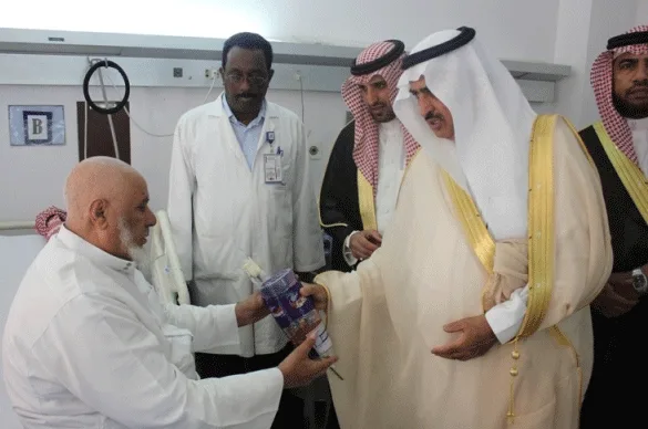محافظ النماص يتقدم المصلين ويعايد مرضى المستشفى العام بالورود والهدايا