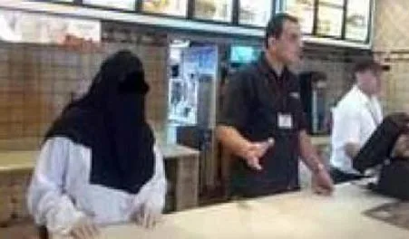 مقاطعة  “هارديز جدة”  بسبب توظيف السعوديات طاهيات ولاختلاطهن بالرجال