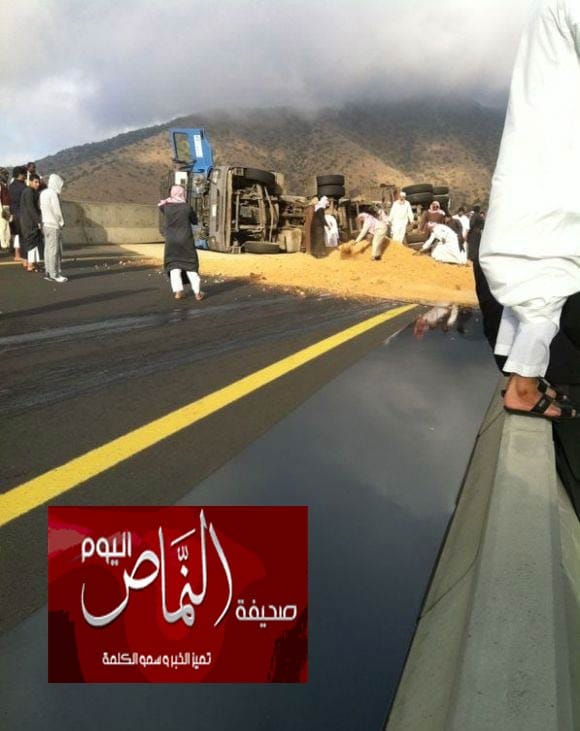 حادث إنقلاب شاحنة قار في عقبة الهدار .. والمواطنين يباشرون الموقف